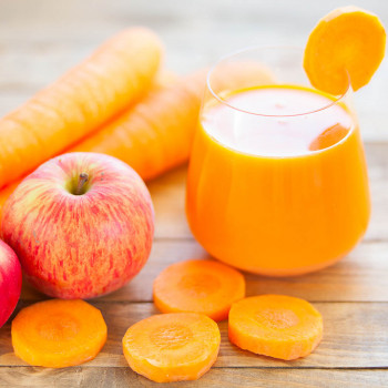 Zumo de zanahoria, manzana y naranja, lleno de vitaminas