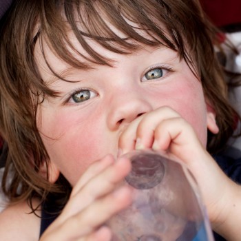 Cómo reducir los problemas de salud infantiles por el calor
