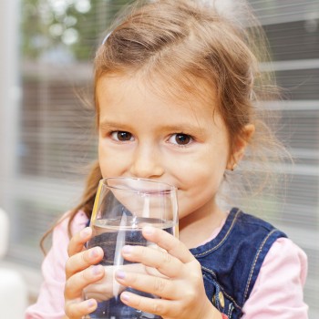 Cómo prevenir la deshidratación en los niños