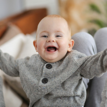 Los bebés aprenden más rápido cuando ríen, según un estudio