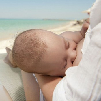 Lactancia materna y calor: amamantar al bebé en verano