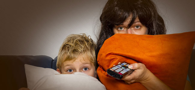 Por qué debes ver una película de miedo con tu hijo