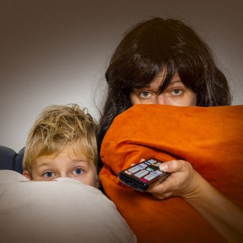 Por qué debes ver una película de miedo con tu hijo preadolescente