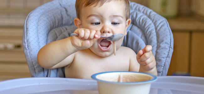 comer sin camiseta para no mancharse