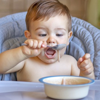 A comer sin camiseta: truco para que los bebés aprendan a comer solos