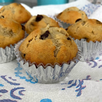 Muffins de plátano con chispas de chocolate. Receta con fruta para la merienda