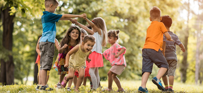 El juego de los niños en familia y con amigos: ¿está en ...