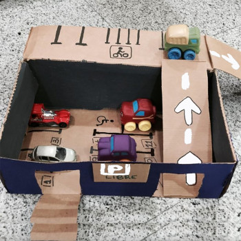 Un garaje para coches con cajas de cartón