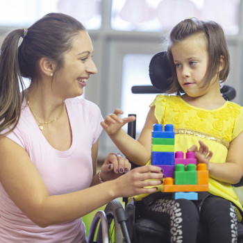 El coraje y lucha de una madre con una niña con discapacidad motórica