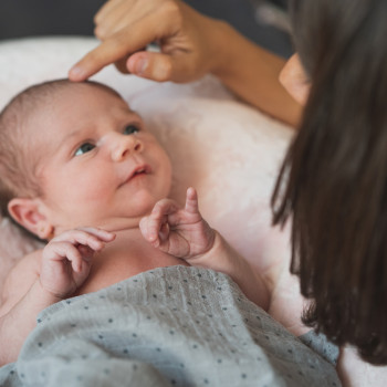Paso a paso para dar un buen masaje a tu bebé y conectar con él