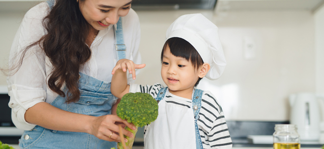 cómo ofrecer las verduras de hoja verde a los niños
