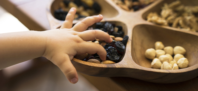 niños comiendo pistachos