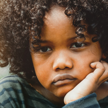 Heridas emocionales en niños causadas por una madre o un padre ausente