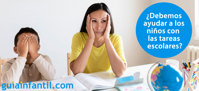 Los padres que ayudan a los niños con las tareas