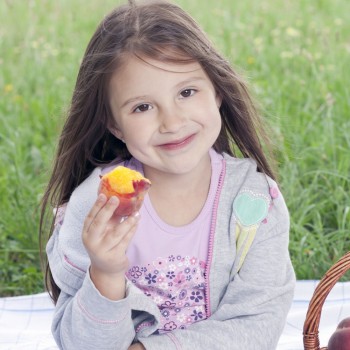 Frutas de verano para niños: melocotones, nectarinas y albaricoques