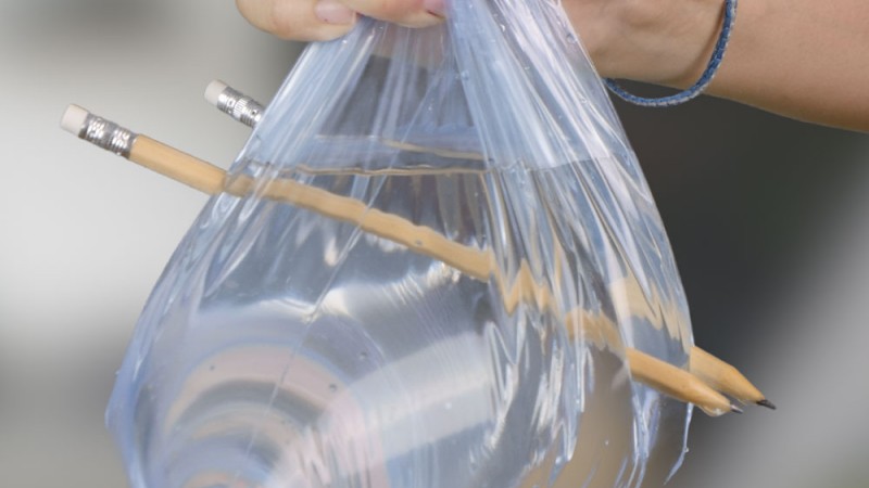 Experimento de la bolsa antifugas para niños