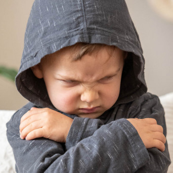 La terquedad infantil. Niño testarudo