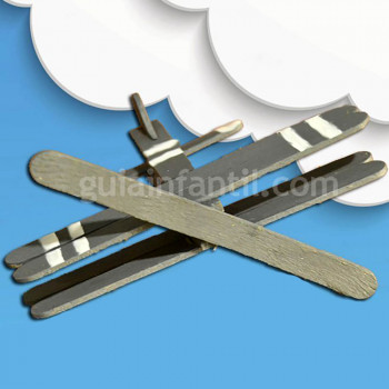 Avión de madera para niños con material de reciclaje