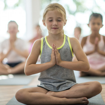 Qué valores enseña la práctica del yoga a los niños