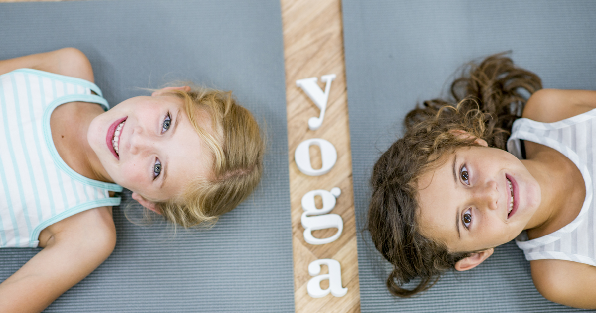 posturas de yoga para hacer en casa con los niños