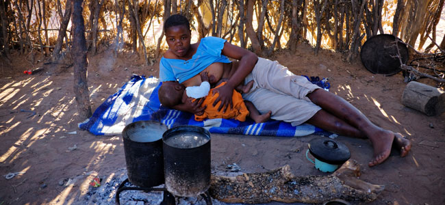 Cómo se amamanta al bebé en África