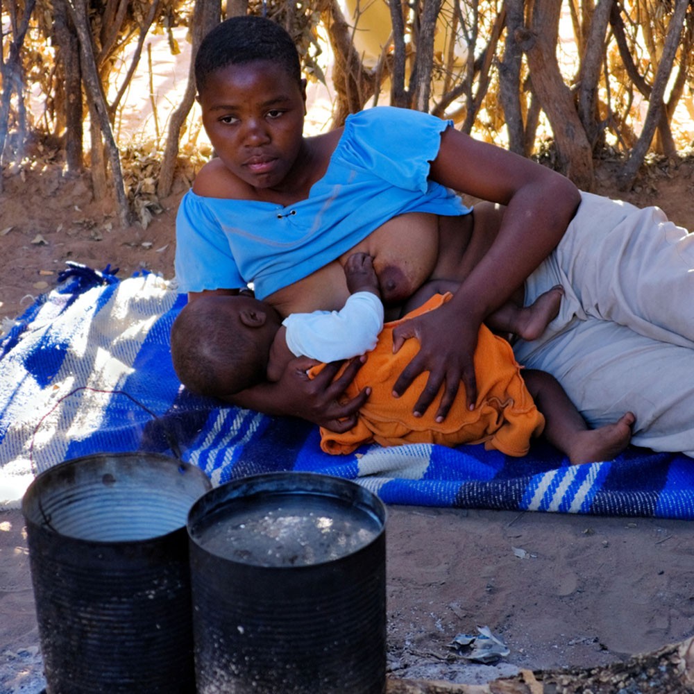 Leche para Recien Nacidos sin mamá. - África Directo