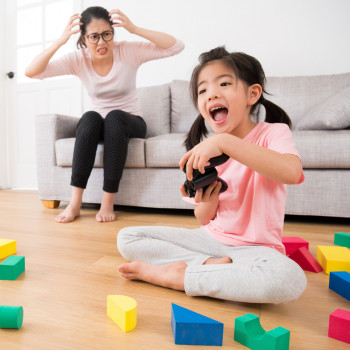 El truco de hablar bajo para educar a los niños sin perder los nervios