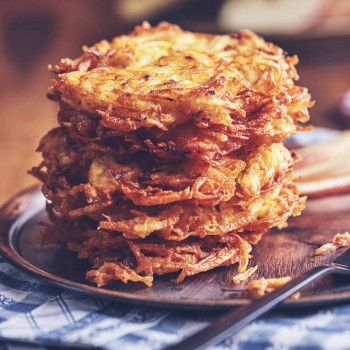 Rosti de papas o patatas. Receta casera crujiente para guarnición