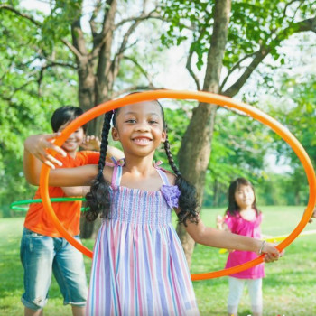 Beneficios del juego del hula hoop para niños