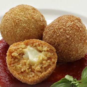 Arancini. Bolitas de arroz rellenas de queso mozzarella. Receta italiana para niños