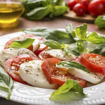 Ensalada Caprese con rúcula