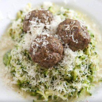 Receta de albóndigas con calabacín y bechamel