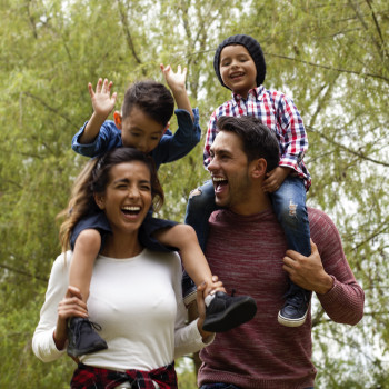 15 divertidos juegos para hacer con niños mientras paseamos