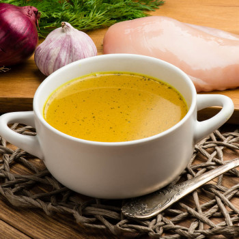 Caldo de pollo casero. Receta fácil para toda la familia