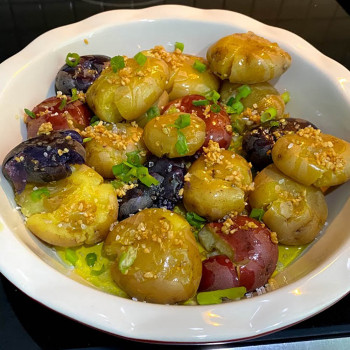 Papas o patatas machacadas o aplastadas para guarnición. Receta rápida al horno
