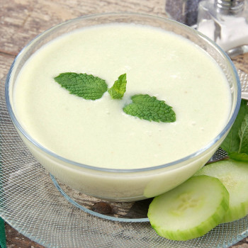 Crema fría de pepino, yogur y menta. Receta fácil y rápida de verano