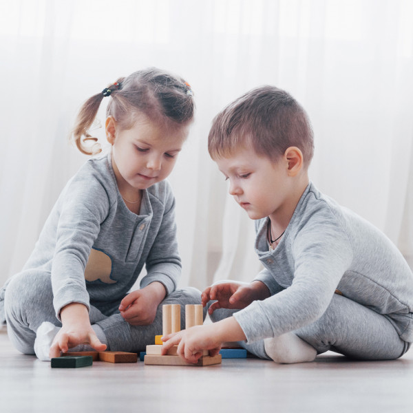12 alegres juegos caseros para que tres niños se entretengan juntos