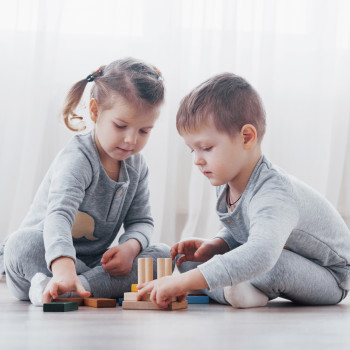 21 juegos caseros para que dos niños jueguen y se diviertan en pareja