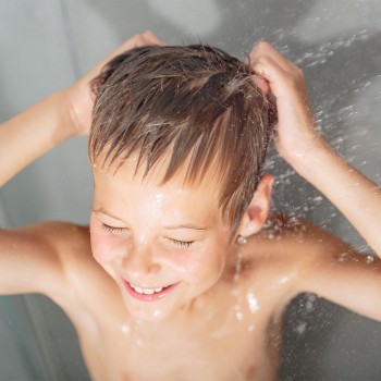 Cómo enseñar a ducharse a los niños