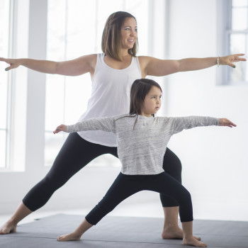 4 posturas fáciles de yoga para niños que empiezan a practicar en casa