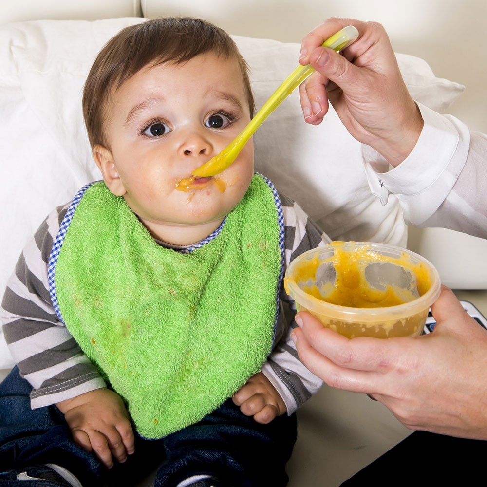 Sus primeras papillas: qué alimentos sólidos darle el bebé