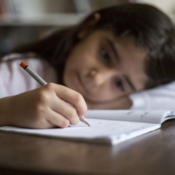 La destructiva nota de una profesora a una alumna que indigna a todos