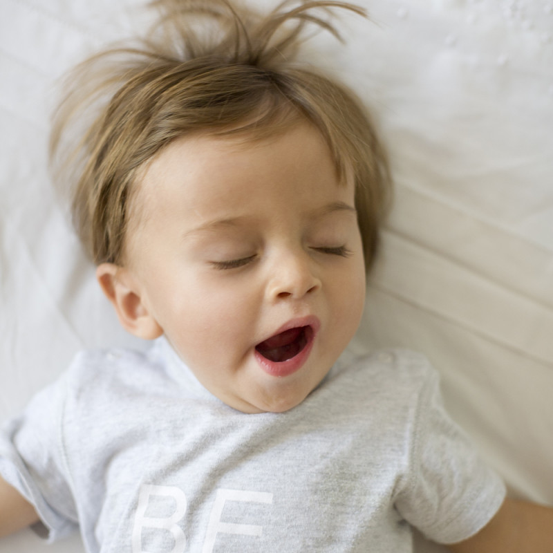 Cómo evoluciona la forma de dormir de bebés y niños según crecen