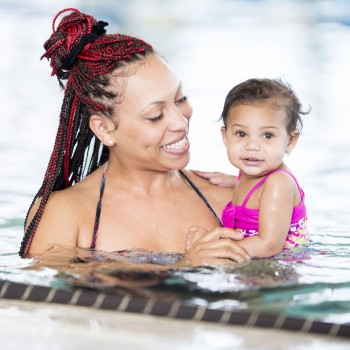 Los padres y el primer contacto del bebé con el agua