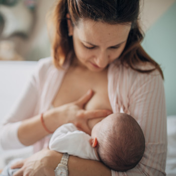 Bebés que muerden al mamar del pecho de la madre. ¿Por qué lo hacen?