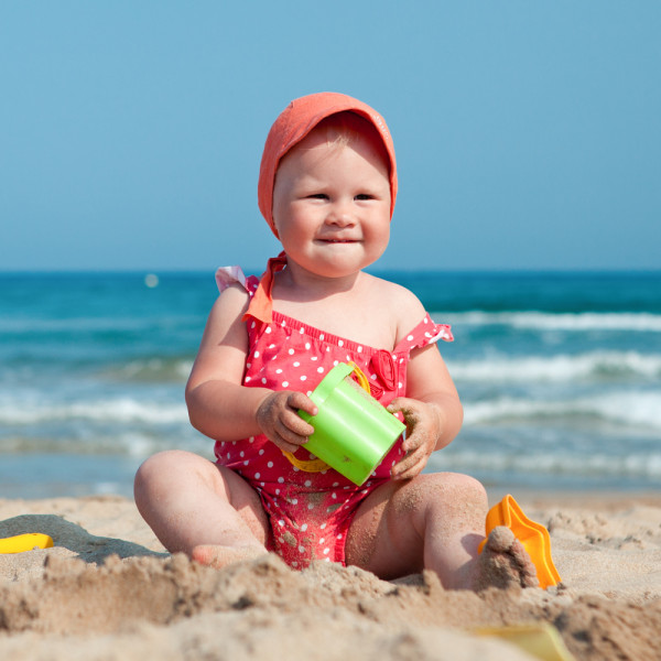 Qué llevar playa cuando vas con el bebé