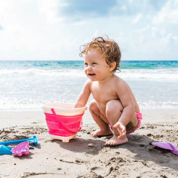 14 juegos para bebés con los que divertirse en la playa en vacaciones