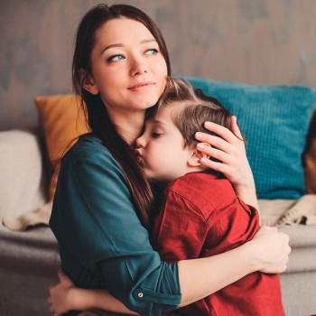 Descubre si eres una mamá gallina. Por qué no debes sobreproteger a tus hijos