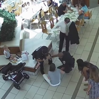 Unos policías salvan a una bebé de morir atragantada con un nugget