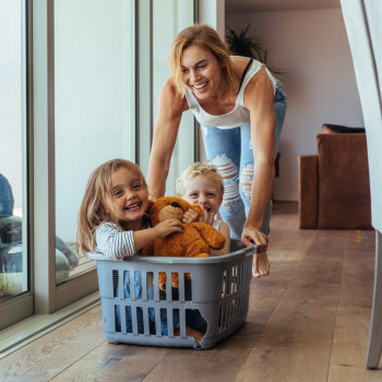 19 cosas que los padres hacíamos de pequeños y nuestros hijos repiten